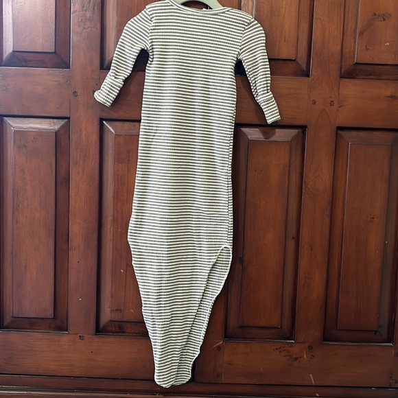 Quincy Mae Ribbed Knot Gown, 3-6 month - Picture 4 of 6